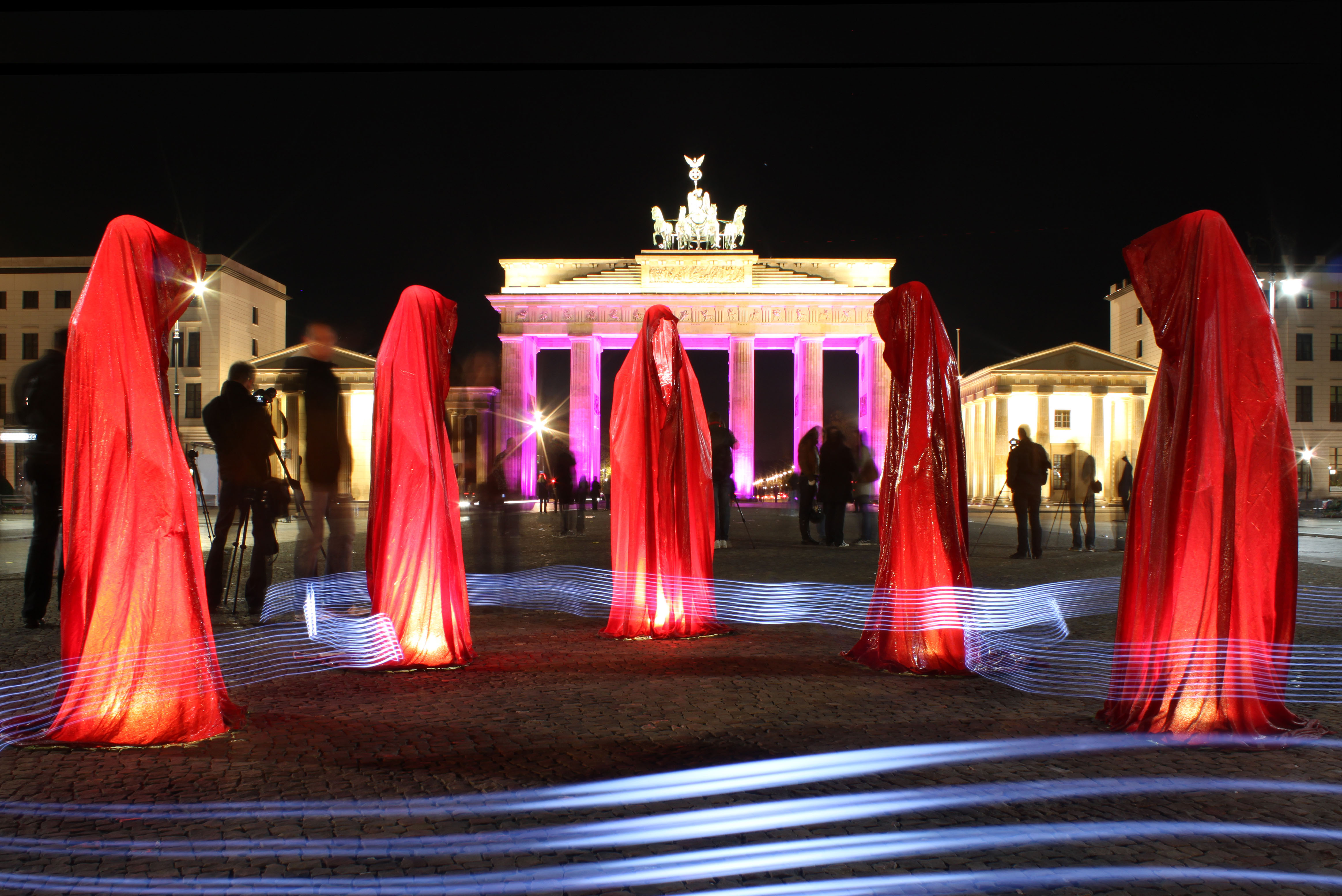 Festival-of-lights-brandenburger-tor-berlin-timeguards-waechter-der-zeit-tour-manfred-kielnhofer-light-painting-